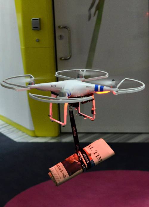 In hotel sbarca Ambrogio 2.0 Ora il drone fa il cameriere