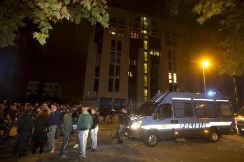 Roma, i cittadini di Tor Sapienza non ce la fanno più: sassi contro gli immigrati