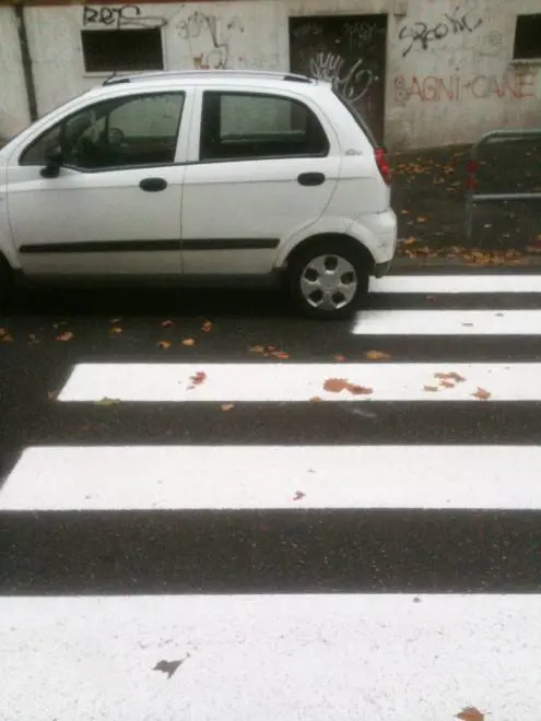Fa attraversare le strisce ad un anziano signore: viene travolto e ucciso