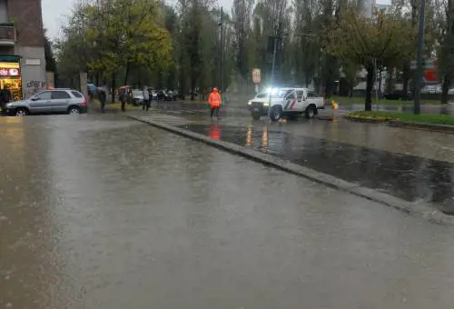 Il Seveso esonda ancora mentre Renzi taglia i fondi per prevenire le emergenze