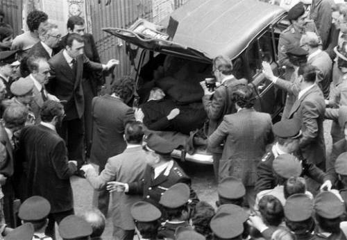 Il ritrovamento del cadavere di Aldo Moro in via Caetani, il 9 maggio 1978