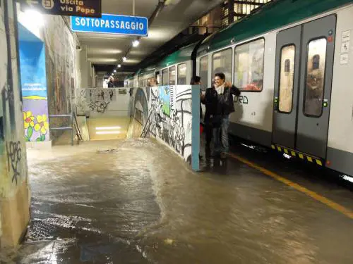 Milano, allagati quartieri e stazione Garibaldi