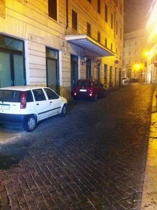 Marino sindaco in fuga, beccato con la Panda in pieno divieto di sosta