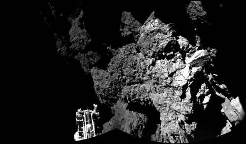 Il lander Rosetta è in bilico: un "braccio" per raddrizzarlo