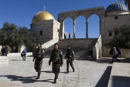 La polizia di frontiera pattuglia il Monte del Tempio a Gerusalemme