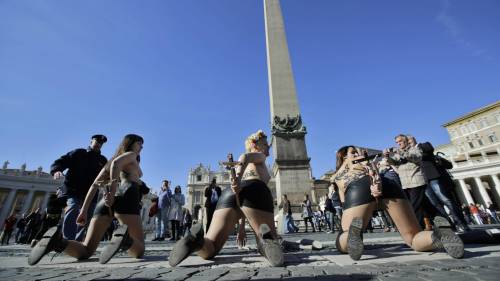 Le Femen si spogliano in Piazza San Pietro