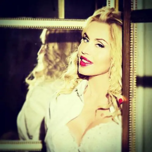 Valeria Marini e il topless "stellare"