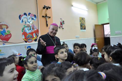 Monsignor Shlemon Warduni con i bambini della scuola materna della sua parrocchia