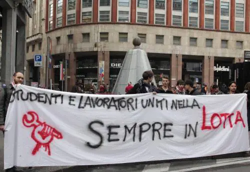 Autonomi liberi di picchiare E i compagni? Muti o contenti