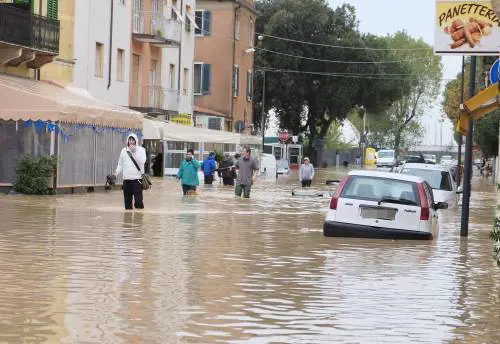 Le strade di Marina di Carrara (MS) allegate a causa dell'esondazone del fiume Carrione