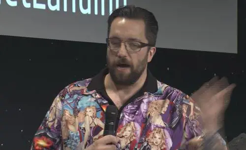 Matt Taylor indossa la camicia con le pin up