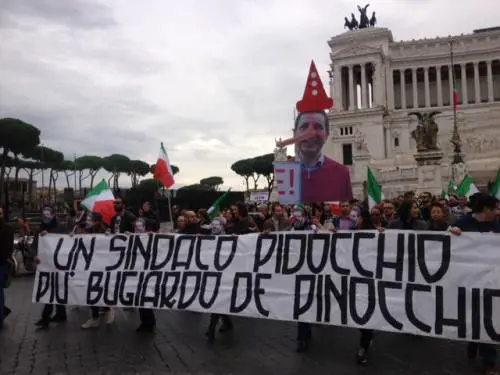 Le periferie in piazza al grido "Marino, vattene!"