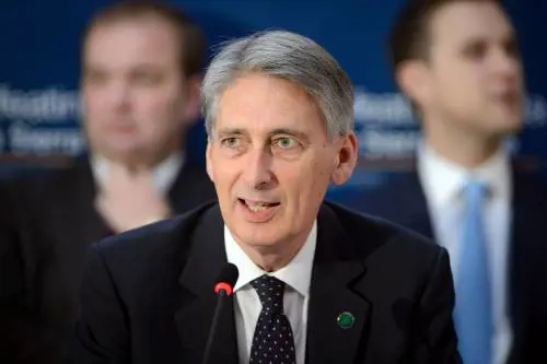 "I disabili danneggiano la produttività": bufera sul ministro Hammond