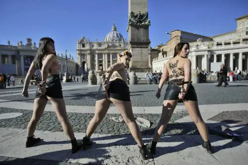 I Renzi attaccano le Femen: "Mandiamole nei Paesi islamici"