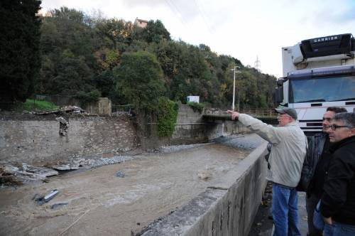 Genova, crolla un cimitero: i feretri dispersi nel fiume
