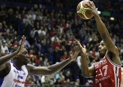 Milano strapazza Cantù. Kleiza si sveglia nel derby