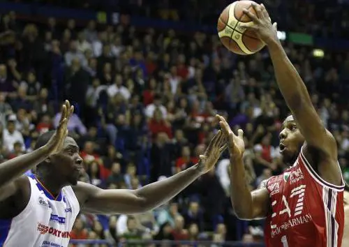 Milano strapazza Cantù. Kleiza si sveglia nel derby