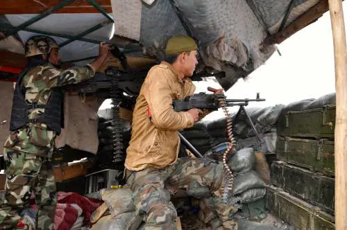 I soldati iracheni aprono il fuoco contro i miliziani dell'Isis