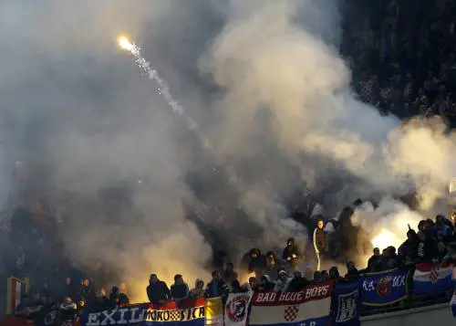 Tifosi croati lanciano fumogeni a San Siro