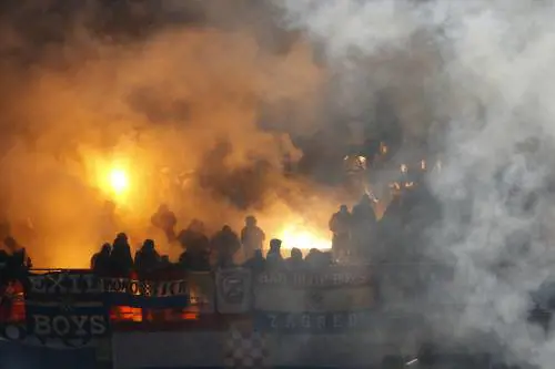 Fumogeni in campo, partita sospesa