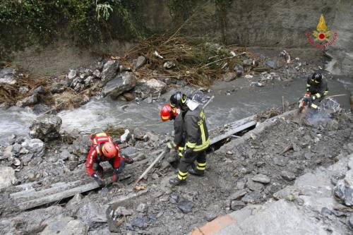 Genova, i vigili del fuoco cercano un anziano disperso a Serra Riccò