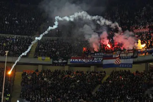Fumogeni gettati in campo dagli ultras croati