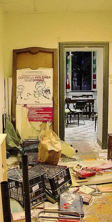 Anarchiche già note ai giudici per «fatti di piazza», sono accusate di violenza privata e danneggiamento