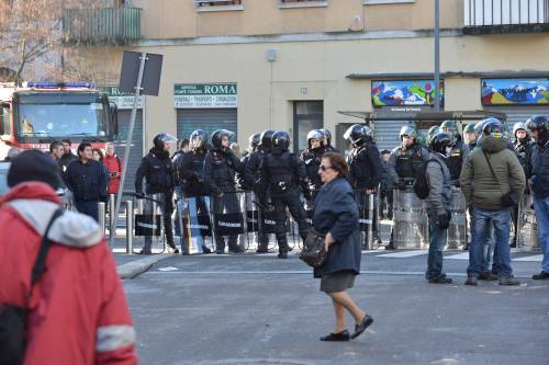 Sgombero dei centri sociali: è guerriglia a Milano