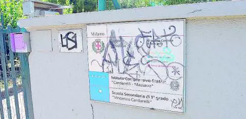 La scuola chiusa per amianto? Piena di sbandati