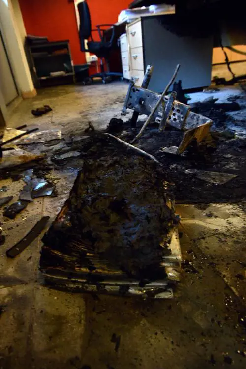 Occupazioni, tensione a Milano. Incendio nella sede dell'Aler