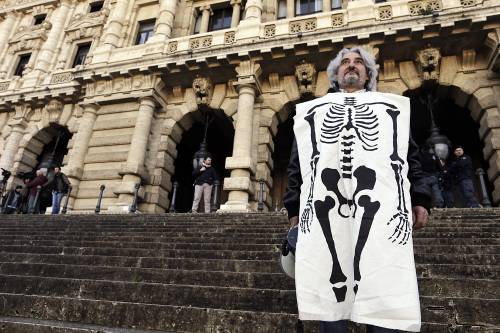 Un manifestante vestito da scheletro all'entrata della Corte di Cassazione