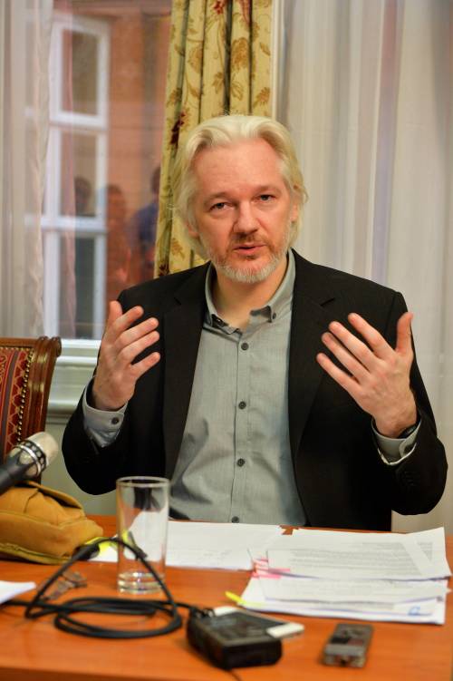 Julian Assange in conferenza stampa all'ambasciata dell'Ecuador di Londra