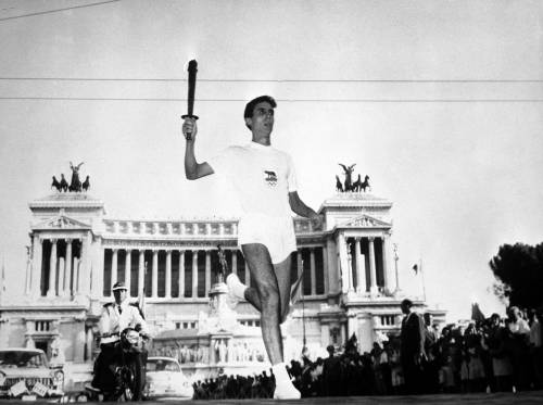 Ai Giochi del 1960 la fiaccola olimpica passa per piazza Venezia