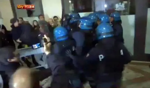 "Così finiamo al macello". Le nuove regole d'ingaggio legano le mani alla polizia