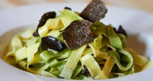 Ricetta, tagliatelle paglia e fieno al tartufo