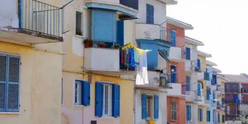Due anziani: "Viviamo tra blatte e sterco di piccione"