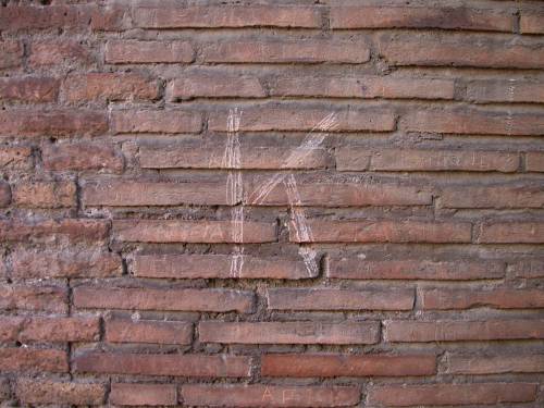 La lettera "K" su un muro del Colosseo, danneggiato da un turista russo