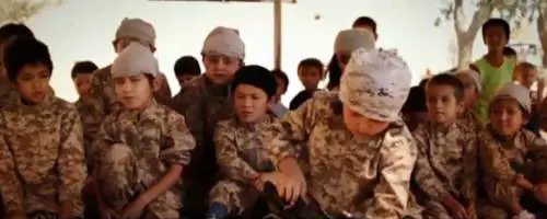 "Da grande sgozzerò gli infedeli". Ecco come l'Isis addestra i bambini
