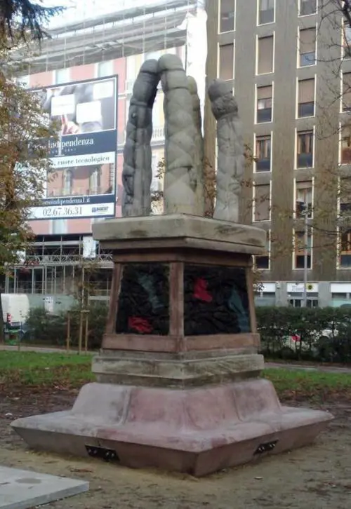 La statua "fallica" resterà per 2 mesi. E l'assessore: "È un'opera d'arte"