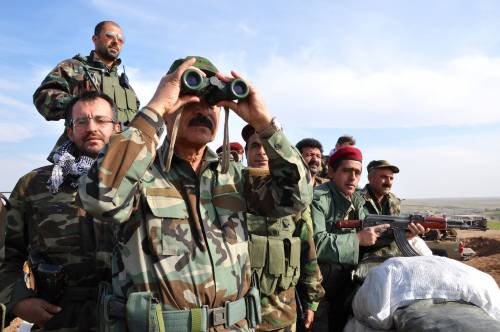 Il generale curdo Sachad Anwarbeg Betwata sulla prima linea a 23 chilometri da Mosul