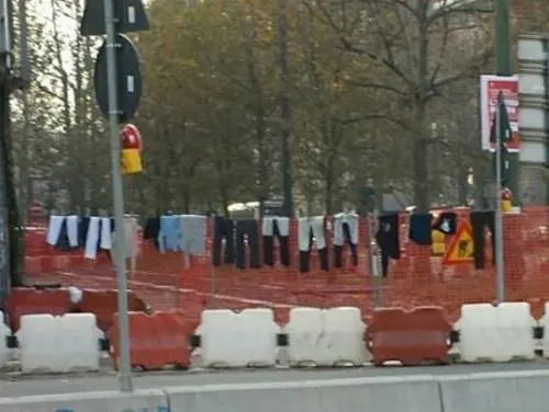 Alla città abusiva mancava la statua