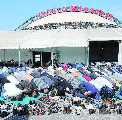 Consiglio sulle moschee Opposizioni in piazza:  «Svendita ai musulmani»