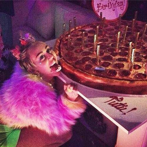 Miley Cirus compie 22 anni e festeggia su Instagram