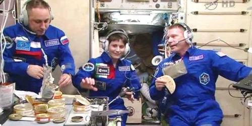 Il primo pasto degli astronauti dopo l'arrivo sulla Stazione