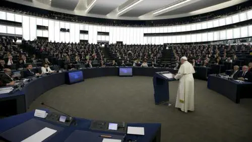 Papa Francesco durante il discorso davanti agli europarlamentari a Strasburgo