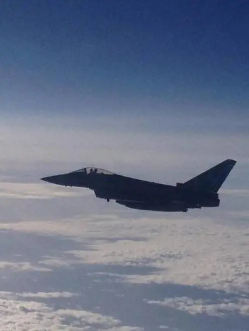Un caccia tedesco "scorta" un volo dell'Alitalia