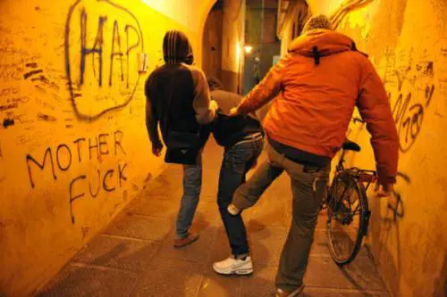 Modena, 12enne accerchiato e derubato da gang di giovani africani 