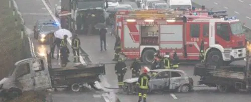 Rapina a portavalori, camion in fiamme sull'A1 all'altezza di Lodi