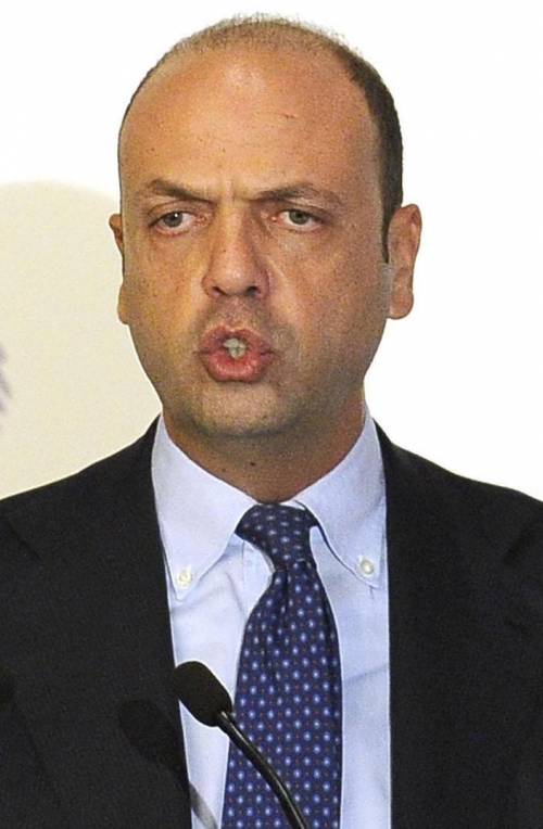 Toh, Alfano si accorge che l'Italia ormai è invasa «Siamo troppo accoglienti»