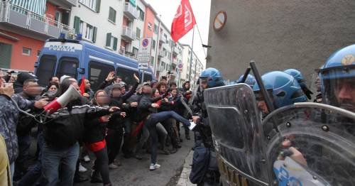 Sgomberi a Milano, quattro agenti sequestrati in una casa occupata